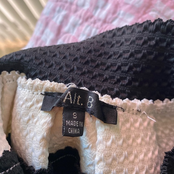 White and black striped skirt - Picture 3 of 3